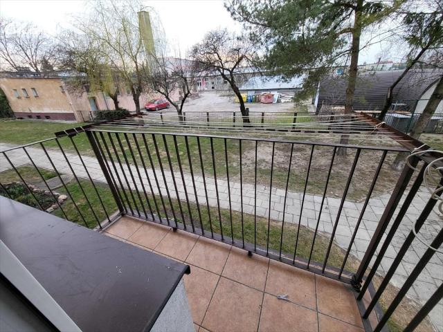 Na sprzedaż wyremontowana kawalerka 36 m² z balkonem i piwnicą