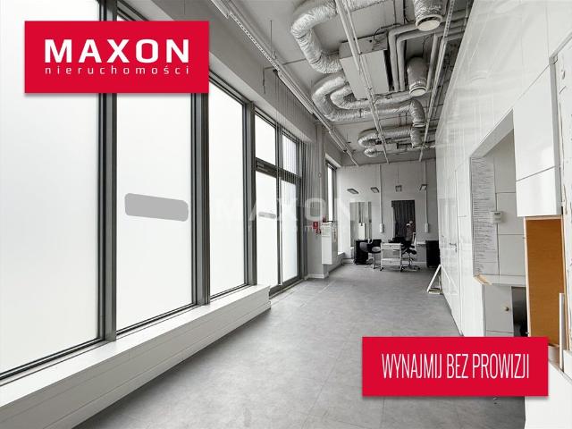 Wysoki lokal handlowy z witrynami 182 m² w biurowcu klasy A