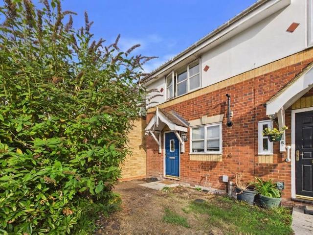 Wyvern Close, Ash Vale, Aldershot. 2 bed semi detached house to rent £1,500 pcm £346 pw
