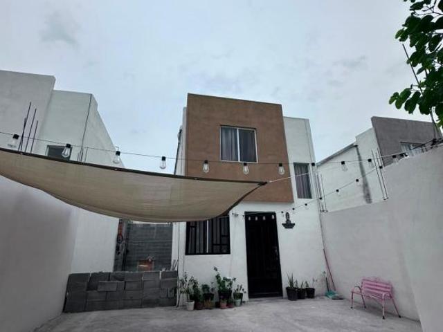 🏠  Casa en venta en Valle de Santa Elena, calle Mérida