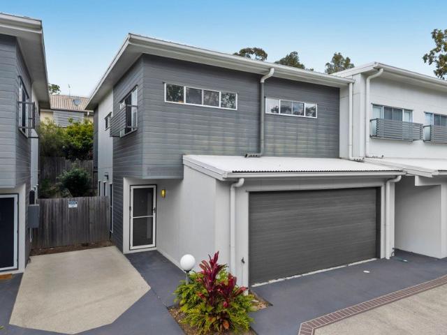 X LARGE MODERN 3 BED TOWNHOUSE + STUDY