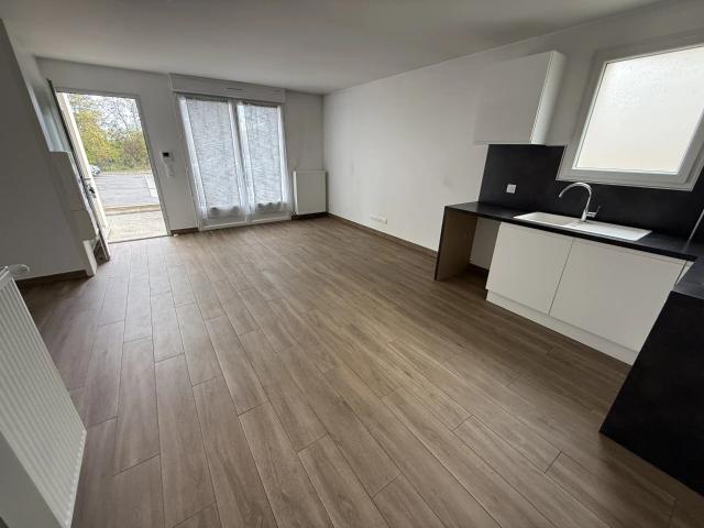 xclusivité GUY HOQUET DE MORET: Bel appartement de 58 m2 au RDC d'un immeuble construit en 2021 avec son jardin clos