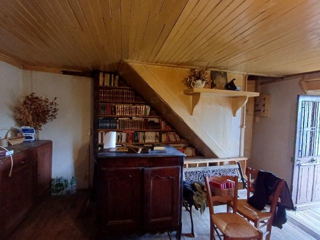 XAINTRIE, charmante maison en pierre avec toiture en lauzes