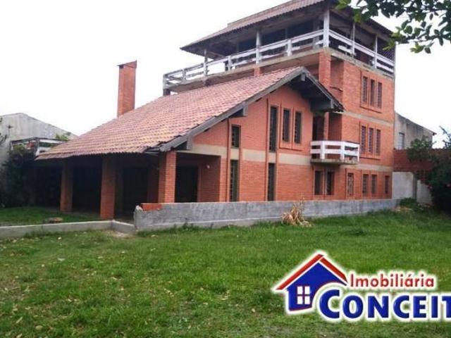XC207 Excelente residência com 06 dormitórios a 400 metros do mar