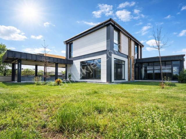 Y.bağlıca'da Bağımsız Girişli, Verandalı, Satılık Lüks 5+2 Villa