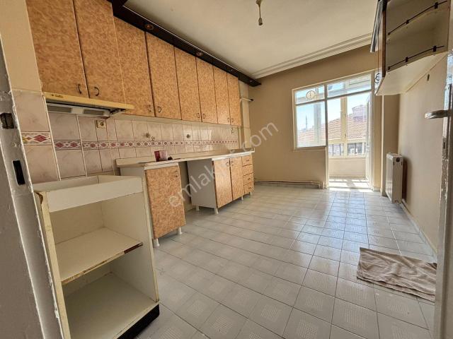 Yılmaz Gayrimenkul Tandoğan Mah 3+1 Katta 140m2 Cadde Üzeri Dolmuş Güzergahi 25 Bin Pazarlıklı.
