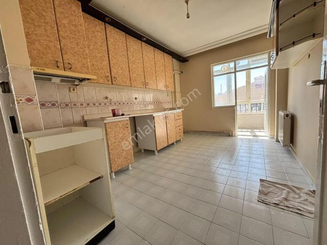 Yılmaz Gayrimenkul Tandoğan Mah 3+1 Katta 140m2 Cadde Üzeri Dolmuş Güzergahi 25 Bin Pazarlıklı.