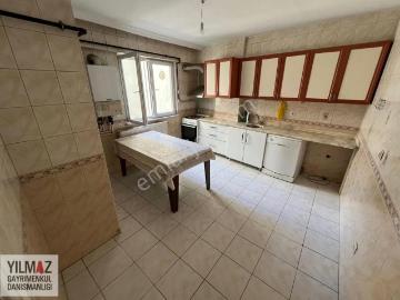 Yılmaz Gayrimenkulden 2005 Yapımı 90 M2 Y.giriş Daire