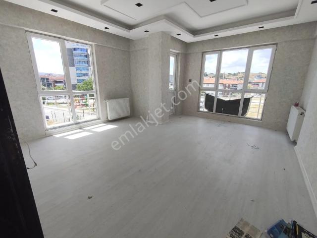 Yılmaz Gayrimenkulden Ön Cephe 8 Yıllık 3+1 Geniş M2 Masrafsız Satılık Daire