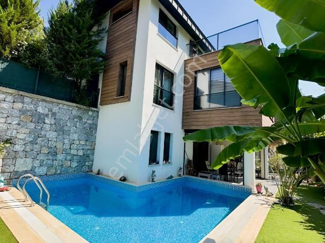 Yaşam Köşkleri'nde 7/24 Güvenlikli Sitede Havuzlu 4+2 Villa