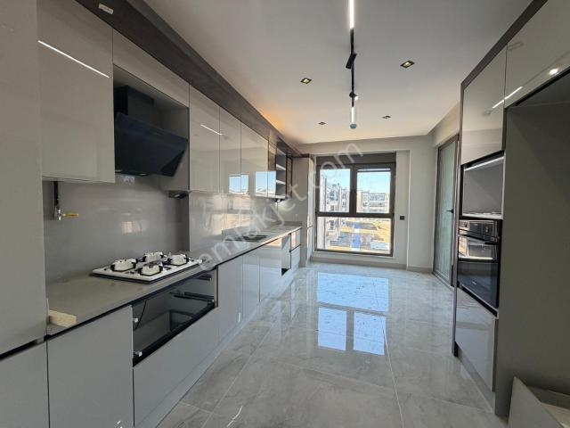 Yaşamkentte Site İçerisi Özel Garaj Geniş Balkon Sıfır 3+1 Daire