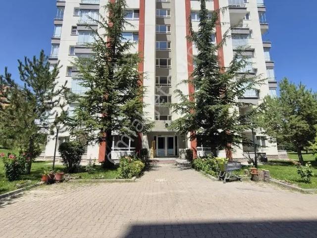 Yaşamkent İnan Sitesi'nde Ebeveyn Banyolu 3+1 Kiralık Daire