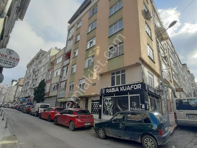 Yağmur Emlaktan Çiftlik Mah. Merkezi Konumda Kiralık 3+1 Daire