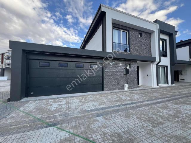 Yaş Park Villaları Satılık 5+1 Lüks Villa