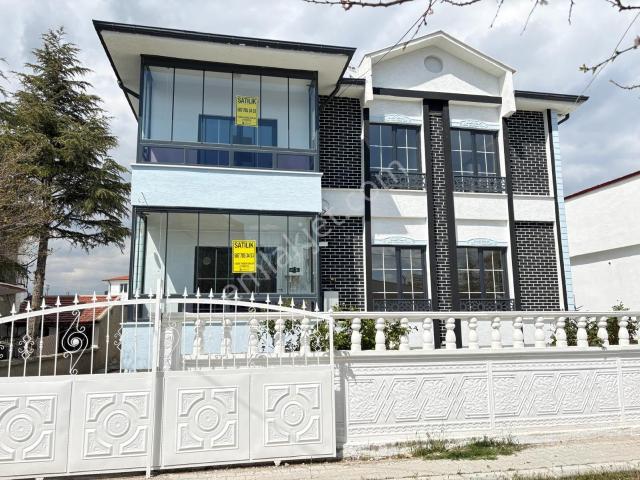 Yaman'dan Bolvadin Malazgirt Mah. 5+1 Satılık Villa