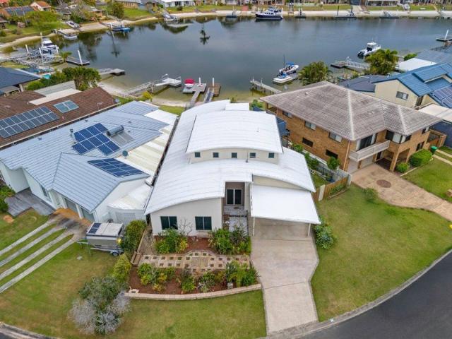 YAMBA WATERFRONT COASTAL LIVING AT ITS BEST: 15 Binnacle Court, Yamba