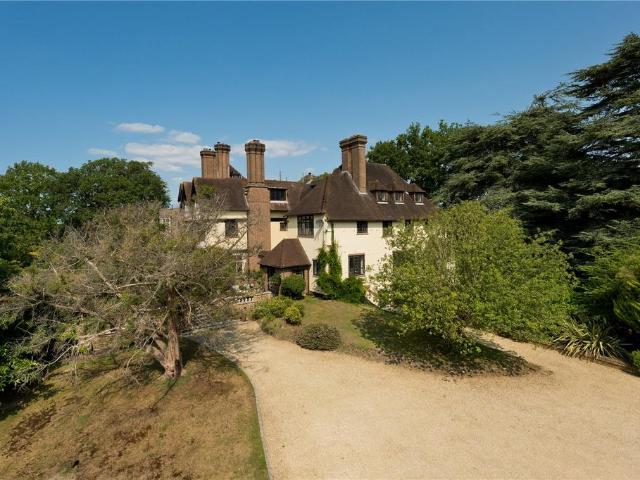 Yaffle Road, Weybridge, KT13 8 bed detached house to rent £9,500 pcm £2,192 pw