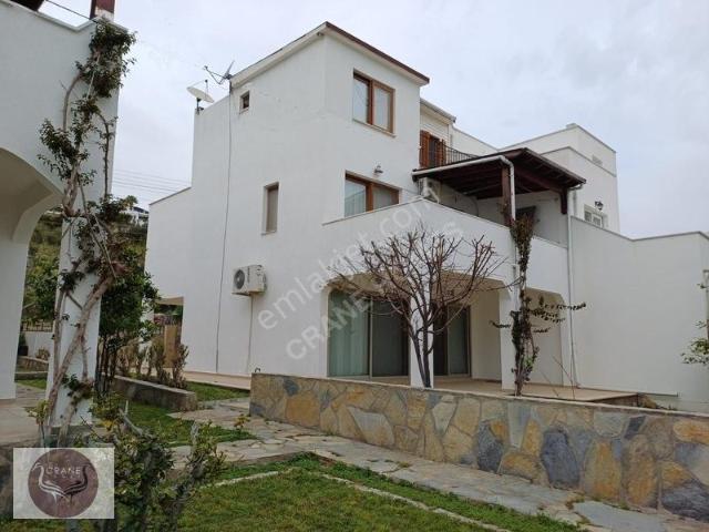 Yahşi Sitede 4+1 Plajlı Bahçeli Villa