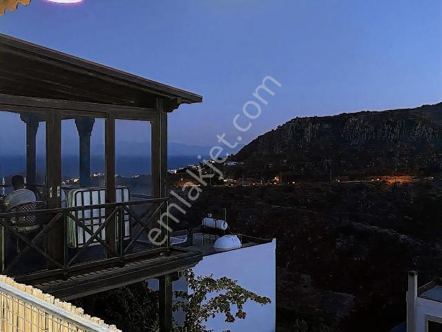 Yahşide Plajlı Sitede Deniz Manzaralı Havuzlu Satılık Villa