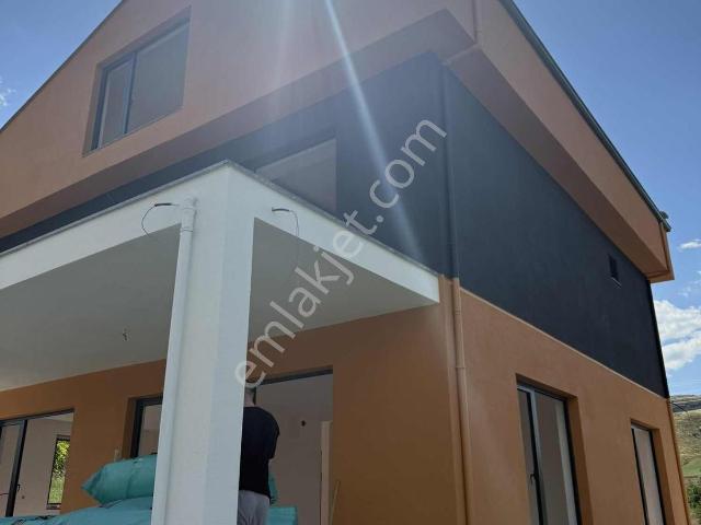 Yaka 360 M2 Üç Katlı Villa 720 M2 İmarlı Arsa İçinde