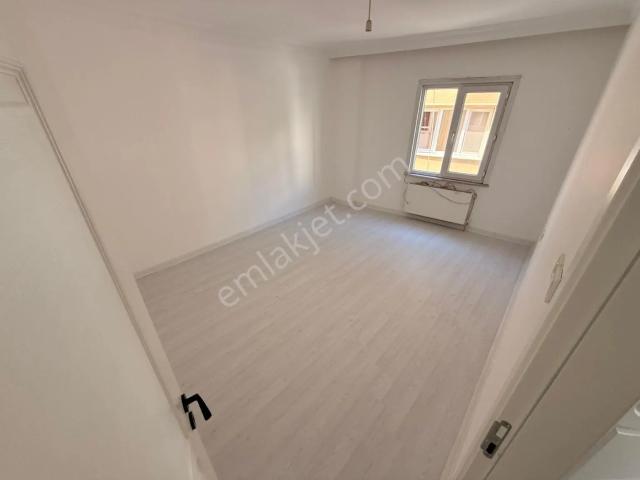 Yakacık Çarşı'da 60 Metre² Arsalı Muhteşem İçi Yapılı 3 + 1 Daire