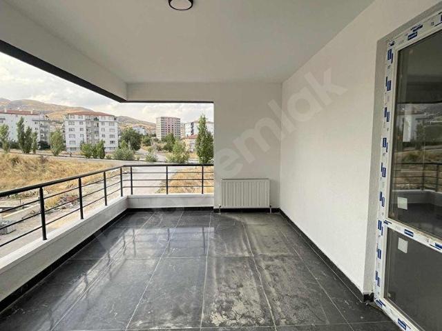 YAKACIK BULVARDA SIFIR 4+1 GİYİNME ODALI ÇİFT BANYOLU