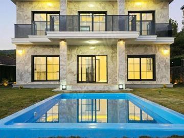 Yakaköyde Muhteşem Havuzlu Villa