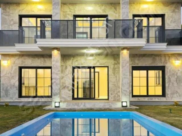 Yakaköyde Muhteşem Havuzlu Villa