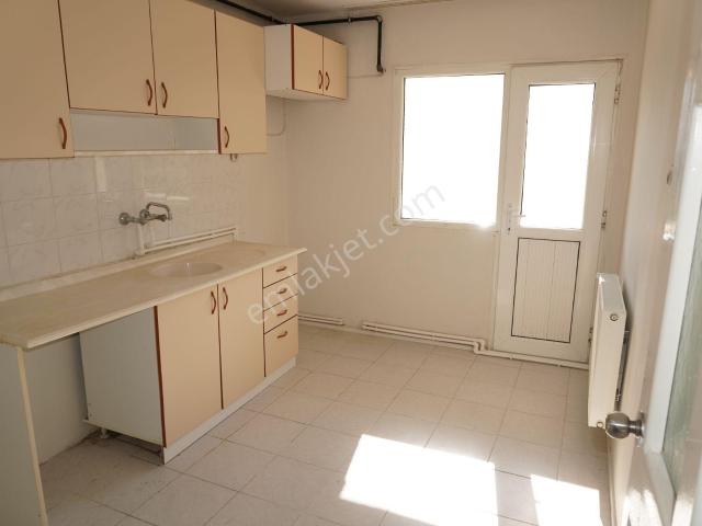 Yakakent Kiralık Fiyat Düştü 3+1 Doğalgaz Kombili+balkonlu+asansörlü serkan