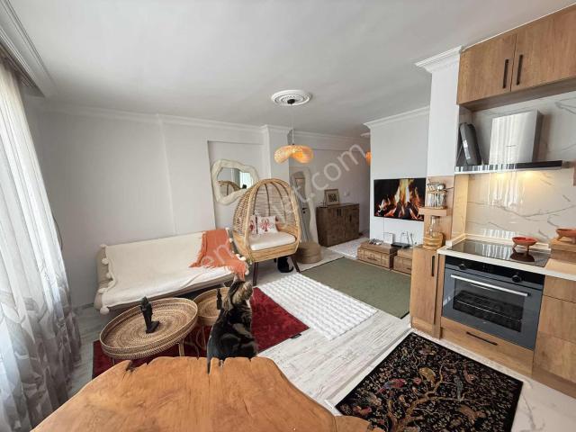 Yalı Caddesi'nde Park Manzaralı Satılık 1 + 1 Bakımlı Daire