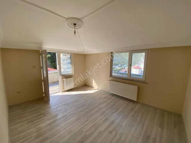 Yalı Gayrimenkulden Maçka Merkez Kiralık Manzaralı 2+1 Çatı Katı