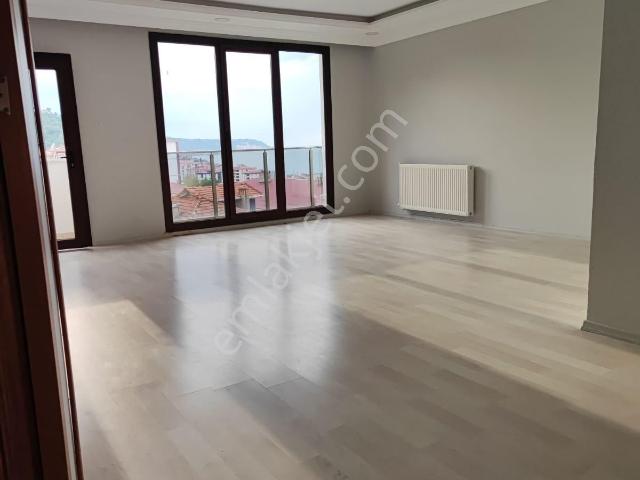 Yalı Gayrimenkulden Sürmene Merkez Manzaralı Ebeveyn Banyolu 3+1