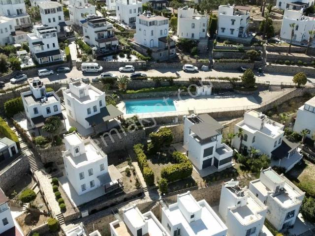 Yalıkavak'ta Deniz Manzaralı Bahçeli Satılık 4+1 Villa