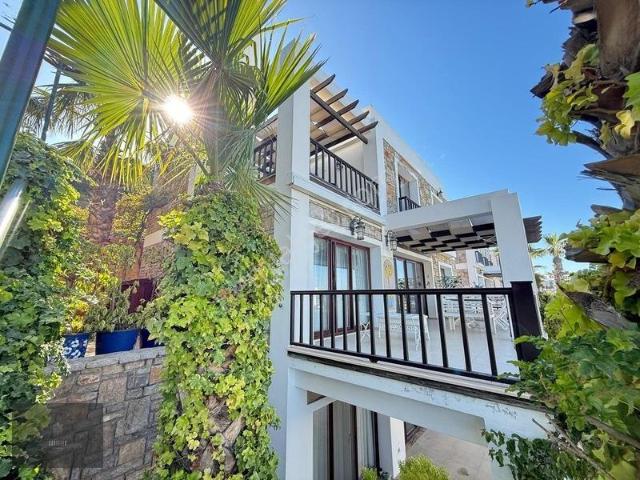 Yalıkavak'ta Deniz Manzaralı, Eşyalı 3+1 Dubleks Villa