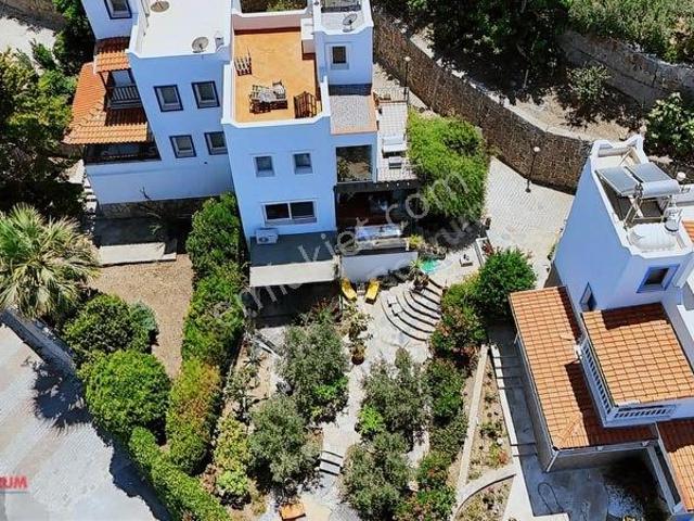 Yalıkavakta Kiralık Geniş Bahçeli Full Manzaralı Villa