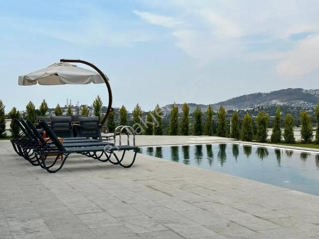 Yalıkavakta Lüks 4+1 Havuzlu Villa