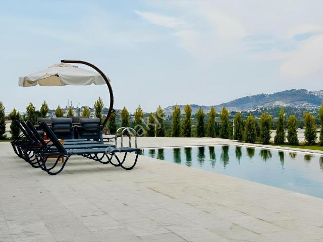 Yalıkavakta Lüks 4+1 Havuzlu Villa