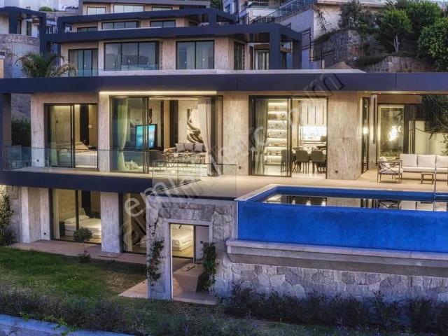 Yalıkavakta Özel Plajlı Satılık 4+1 Lüks Villa