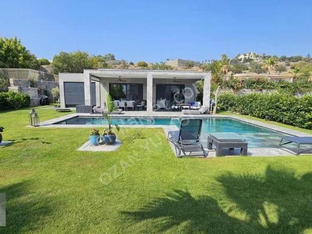 Yalıkavak'ta Satılıktek Katlı, Tam Müstakil Villa, 975m² Arsa
