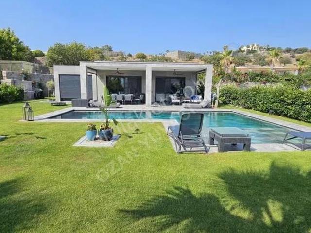 Yalıkavak'ta Satılıktek Katlı, Tam Müstakil Villa, 975m² Arsa