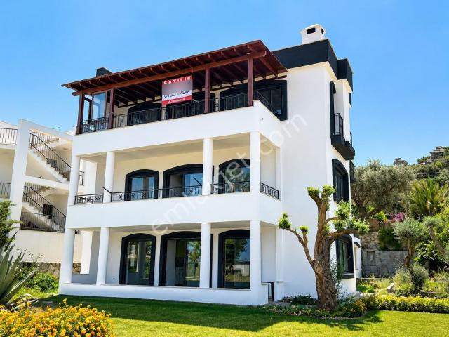 Yalıkavak Gökçebel'de 800m² Arsada 4 Tapulu Komple Satılık Bina