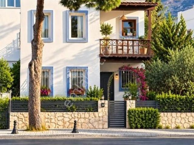 Yalıkavak Merkezde Sahile 50m Müstakil Ev