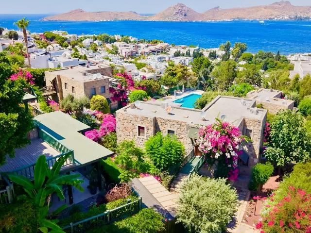 Yalıkavakda Marina Manzaralı Taş Mimari Bahçe Katı Dubleks Daire