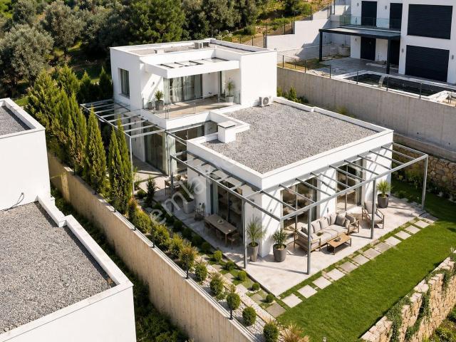 Yalıçiftlikte 500 M² Arsada Tam Müstakil Bahçeli 3+1 Villa