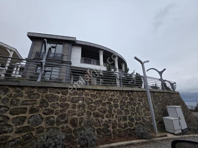 Yalıncak Lotus Villaları'nda Deniz Manzaralı 7+1 Satılık Villa