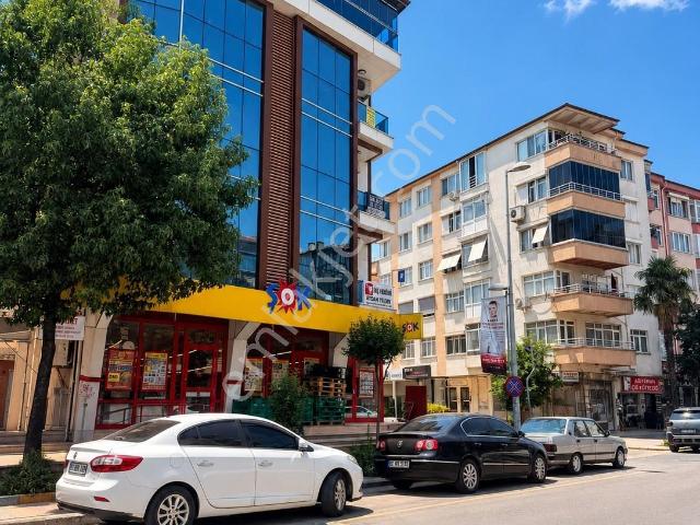 Yalova Fatih Caddesinde 300 M² Teraslı 5+1 Satılık Dubleks