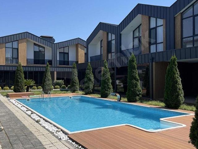 YALOVA KADIKÖYDE HAVUZLU BUTİK SİTE İÇERİSİNDE LÜKS 4+1 VİLLA