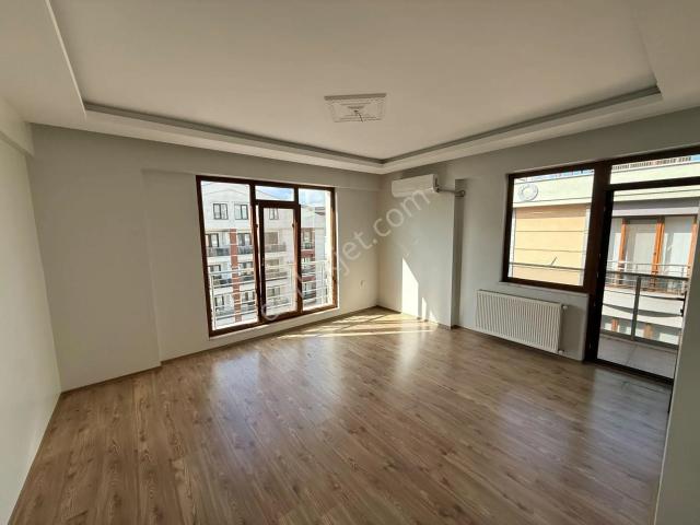 Yalova İsmetpaşa’da Merkezi Konumda | Otoparklı | Masrafsız 2+1
