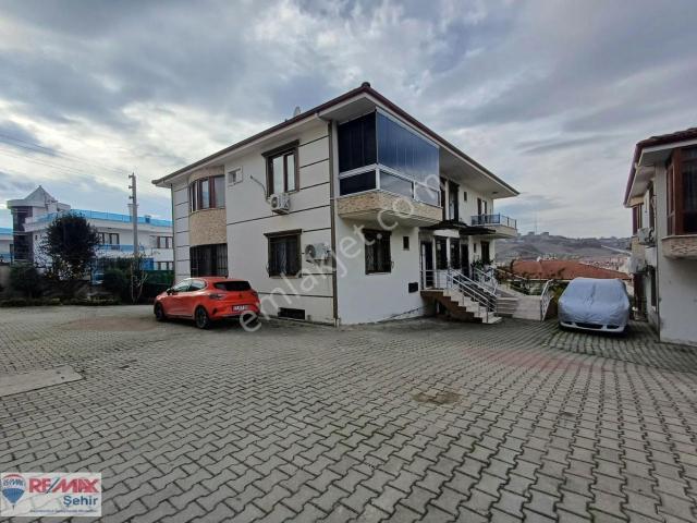 Yalova Merkez Bağlarbaşı Mah.hayal Kent Sitesi'nde Satılık Villa