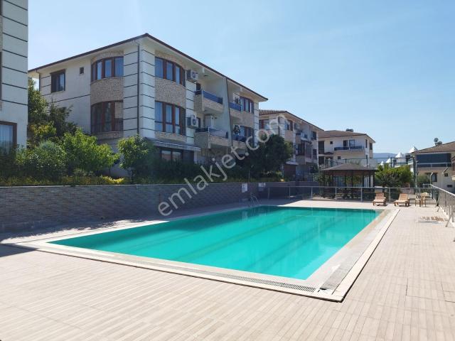 Yalova Merkez Havuzlu Site İçerisinde 5+2 İkiz Villa